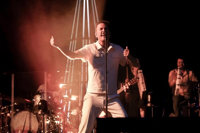 Archivo - El cantante Pucho, de Vetusta Morla, actúa en el estadio deportivo Wanda Metropolitano, a 24 de junio de 2022, en Madrid (España).  ARCHIVO