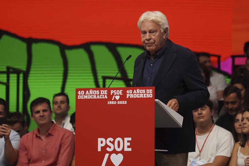 Archivo - El expresidente del gobierno, Felipe González, durante acto público organizado por el PSOE para conmemorar el 40 aniversario de la primera victoria electoral socialista en 1982 en FIBES, a 29 de octubre de 2022 en Sevilla (Andalucía, España). 