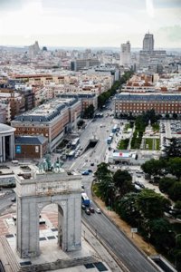 Smith tacha de "aberración" derrumbar el Arco de la Victoria y carga contra "las leyes de amnesia totalitaria"