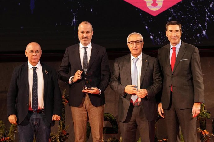 El edil Fermín Alonso con el reconocimiento.