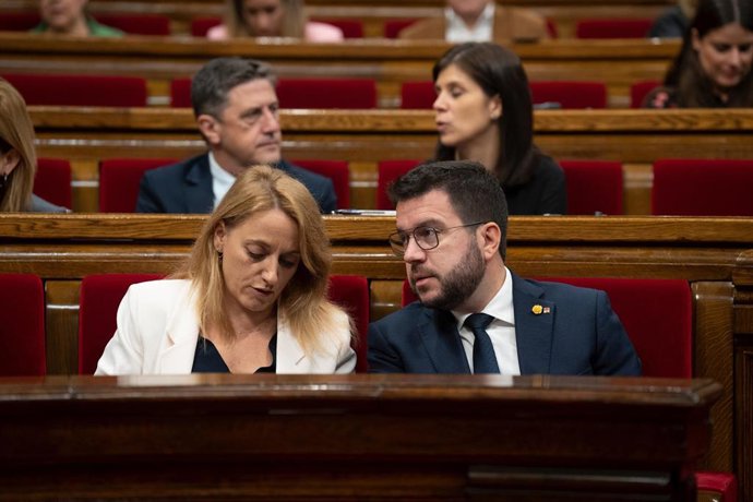 La consellera de Economía y Hacienda, Natlia Mas y el presidente de la Generalitat, Pere Aragons, durante una sesión de control del Govern en el Pleno del Parlament, a 9 de noviembre de 2022, en Barcelona, Cataluña (España). Aragons y los consellers 