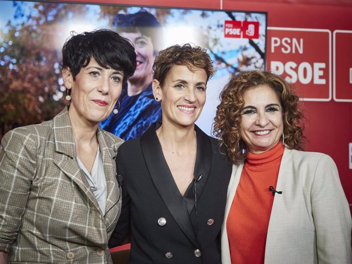 Elma Saiz, María Chivite y María Jesús Montero, durante el acto de presentación de la candidatura de Saiz  a la alcaldía de Pamplona por el PSN