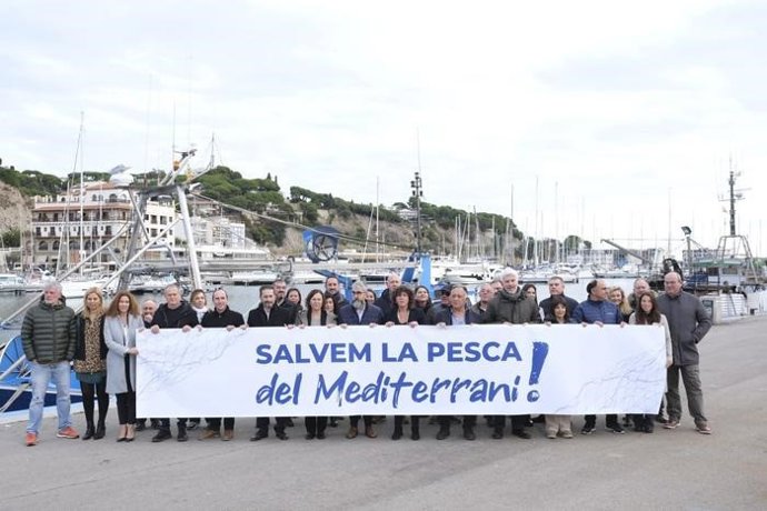 Representantes de la Generalitat, los ayuntamientos y el sector pesquero.