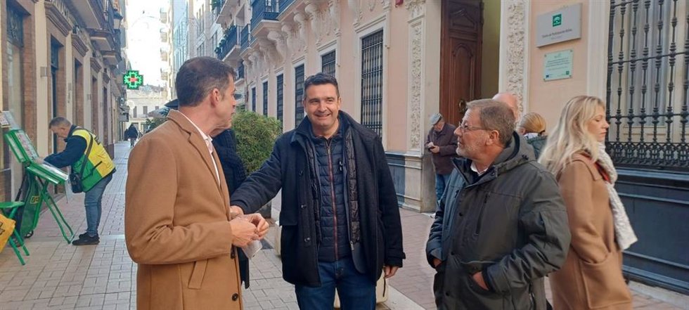 El senador por el PSOE de Huelva y secretario de Relaciones Institucionales de la Ejecutiva Provincial, Amaro Huelva, este viernes en rueda de prensa,