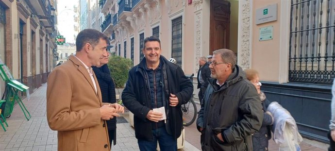 El senador por el PSOE de Huelva y secretario de Relaciones Institucionales de la Ejecutiva Provincial, Amaro Huelva, este viernes en rueda de prensa.