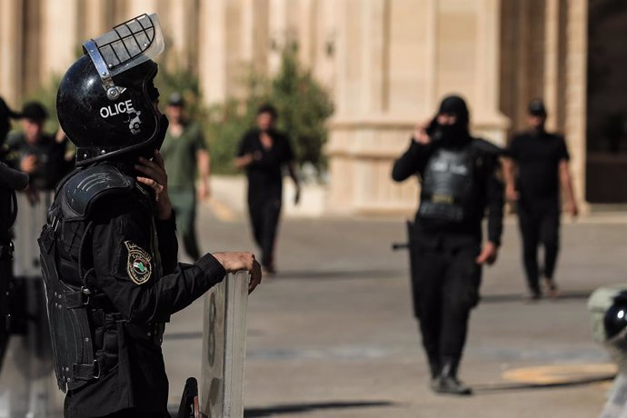 Archivo - 29 August 2022, Iraq, Baghdad: A police officer stands guard to during a protest by supporters of Shiite cleric Muqtada Al-Sadr at the Government Palace. Followers of al-Sadr headed to the Government Palace and stormed it shortly after the Shi