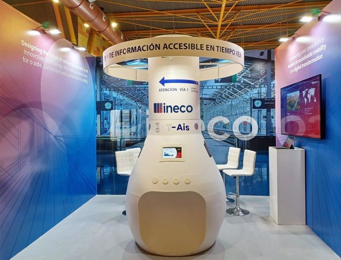 Ineco presenta en Málaga un nuevo tótem inteligente para mejorar la autonomía del viajero con discapacidad