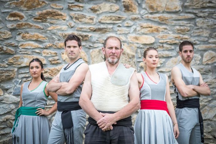 Iñaki Perurena eta Mulixka Dantza Taldeko dantzariak.