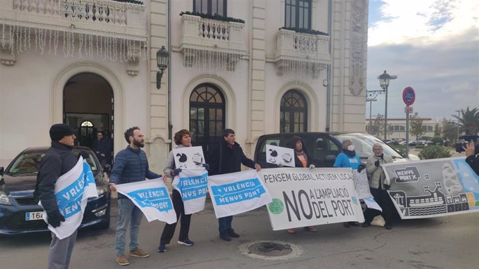 Activistas de la Comissió Ciutat-Port se concentran durante la celebración de la sesión extraordinaria del consejo de administración de la APV en la que se ha aprobado el proyecto de la ampliación norte del Puerto de Valncia