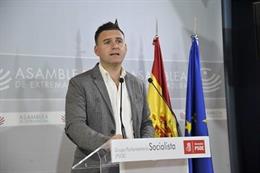 El diputado socialista Felipe Redondo en rueda de prensa para valorar los datos de paro en noviembre.