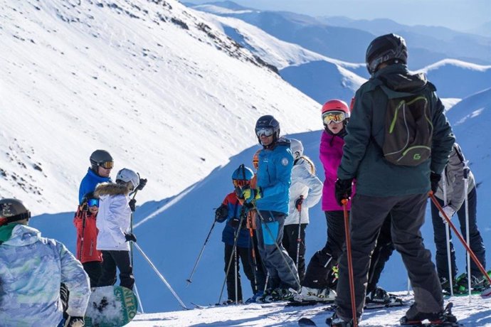 Archivo - Las estaciones de esquí españolas se preparan para una gran temporada.
