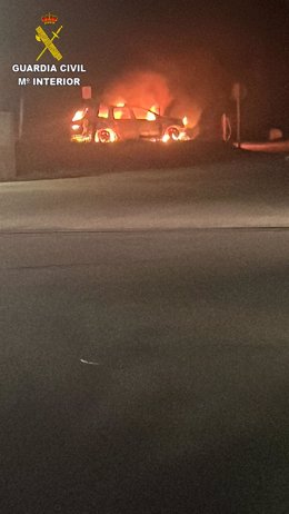 Vehículo de Medio Ambiente envuelto en llamas. 