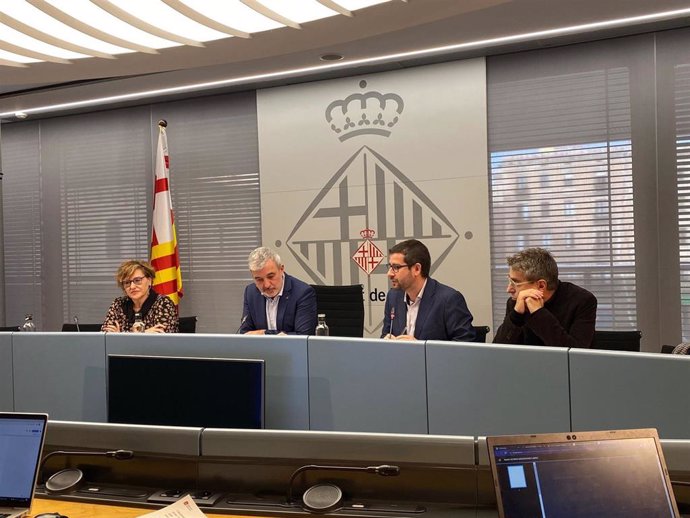 Los concejales Montserrat Ballarín, Jaume Collboni, Jordi Castellana y Jordi Martí presentan la tasa a las grandes empresas de reparto en Barcelona.