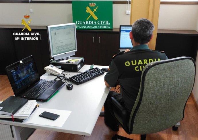 Archivo - Un guardia civil sigue un delito informático, en imagen de archivo