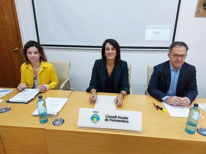 La consellera de Hacienda Rosario Sánchez en rueda de prensa en Formentera