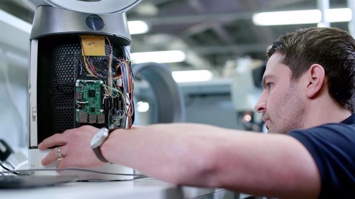 Un ingeniero de Dyson con un producto de la compañía