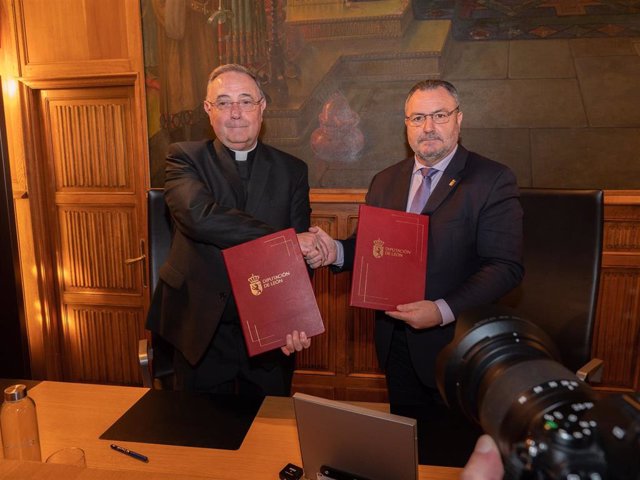 Morán firma un convenio con el obispo de León para financiar obras de consolidación y restauración de iglesias y templos en el medio rural