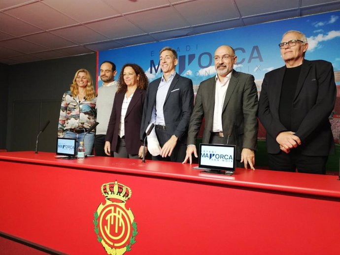 En el centro del grupo, la presidenta del Consell, Catalina Cladera, y el CEO de negocio del RCD Mallorca, Alfonso Díez, en la presentación del patrocinio al RCD Mallorca.