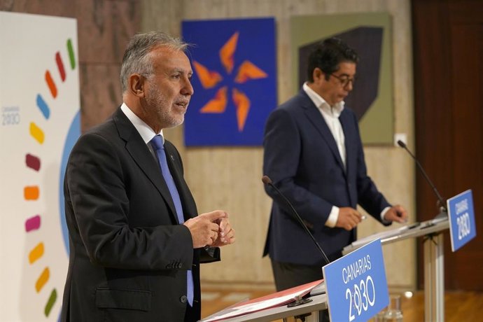 El presidente de Canarias, Ángel Víctor Torres, y el presidente del Cabildo de Tenerife, Pedro Martín, en la presentación del convenio para culminar el Hospital del Sur