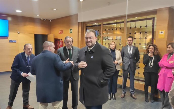 Adrián Barbón, en el centro