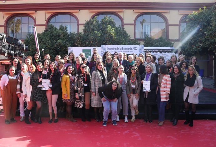 Participantes de la Feria Provincial de Mujeres Empresarias que acoge el Patio de la Diputación.