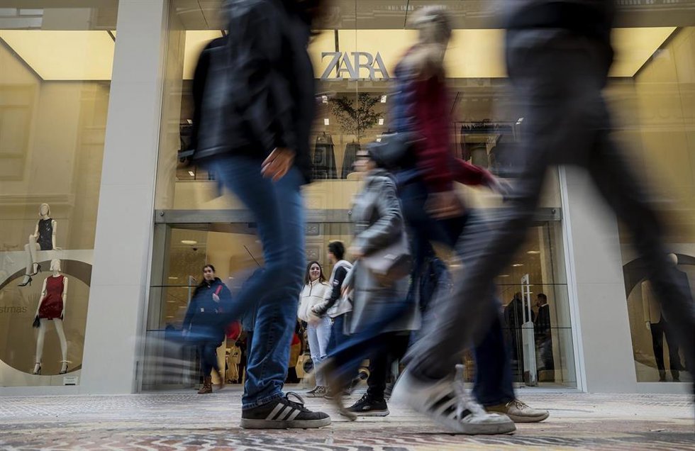 Varias personas caminan por delante de la nueva macrotienda de Zara en el antiguo Boulevard Austria de Valncia