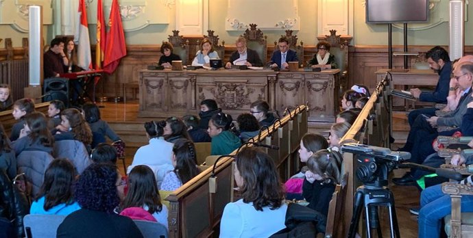 Acto con escolares en el Ayuntamiento de Valladolid sobre la Constitución Española.