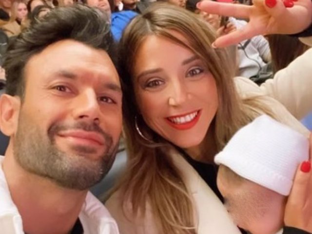 Alicia Peña y Jorge Pérez, con su bebé en una imagen compartida por la coach en redes sociales