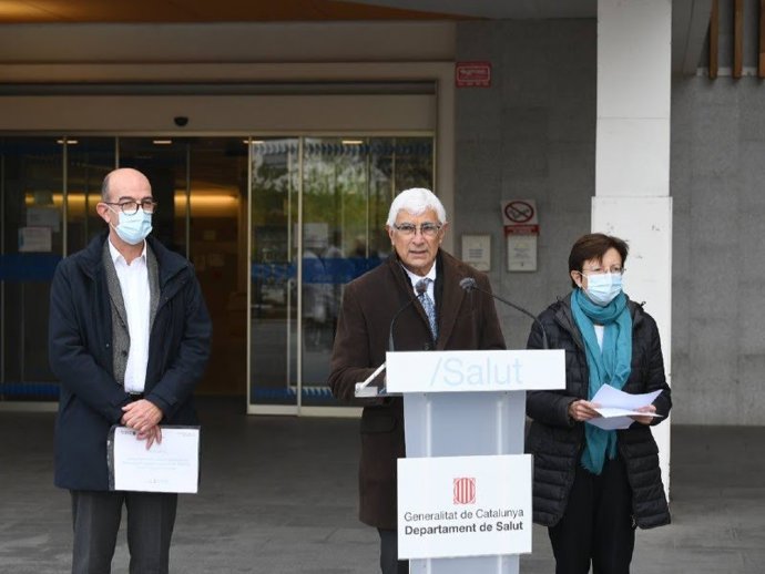 En el centro, el conseller de Salud, Manel Balcells, este viernes