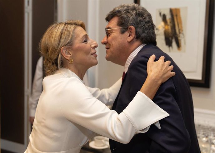 La vicepresidenta segunda y ministra de Trabajo y Economía Social, Yolanda Díaz, saluda al ministro de Inclusión, Seguridad Social y Migraciones, José Luis Escrivá, en una imagen de archivo.