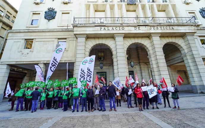 Concentración sindical a las puertas de la Audiencia de Sevilla