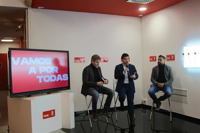 El secretario de Acción Electoral, Ideas y Programas del PSOE Aragón, Ignacio Urquizu, el secretario de Organización, Darío Villagrasa, y el secretario de Innovación Democrática y Formación, Raúl Oliván, presentan la plataforma online 'Imagina Aragón'.