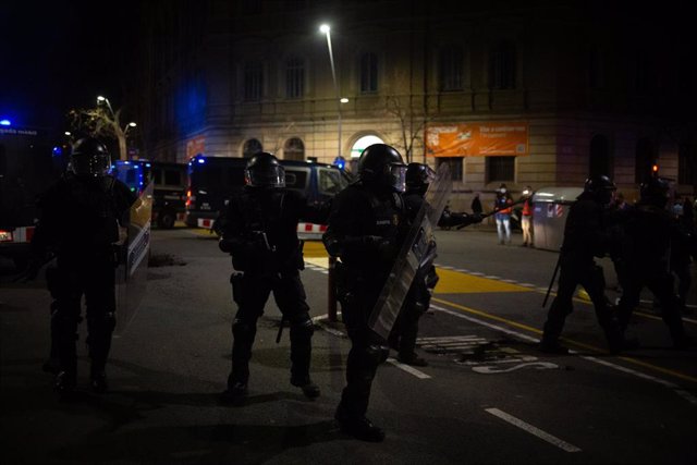 Archivo - Policías nacionales vigilan la manifestación de apoyo a Pablo Hasel durante los disturbios en Barcelona (España), a 17 de febrero de 2021. 
