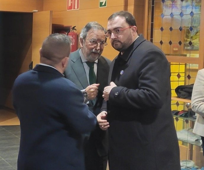 Adrián Barbón, a la derecha