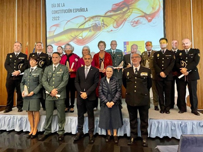 El Subdelegado de Gobierno en Cádiz, José Pacheco, con las personas y entidades premiadas en el acto de la Constitución Española.