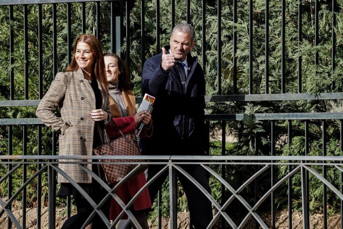 La diputada y portavoz de la Comisión de Igualdad, Carla Toscano; la vicesecretaría jurídica de VOX, Marta Castro, y el portavoz de Vox en el Ayuntamiento de Madrid, Javier Ortega Smith