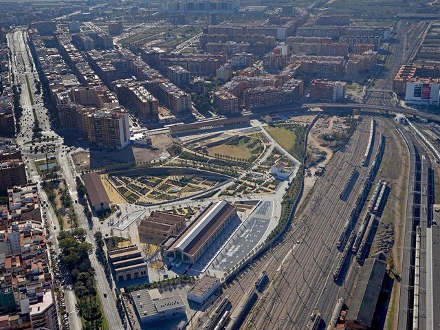 Archivo - Imagen de los terrenos del Parque Central de València y del futuro canal de acceso ferroviario de la ciudad. 