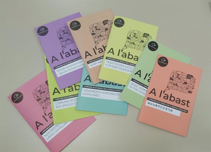 Algunos de los libretos de acogida lingüística que serán repartidos.