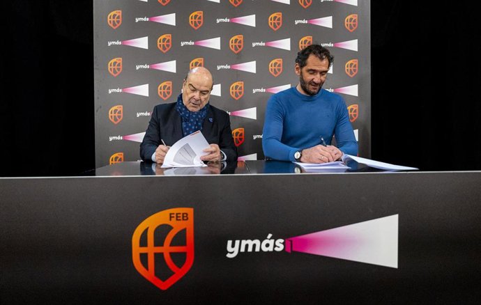 Jorge Garbajosa y Antonio Resines formalizan el acuerdo de colaboración entre la FEB e ymás.