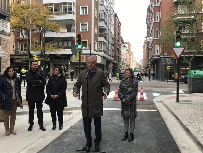 Abre al tráfico la calle Félix Latassa, antes de lo previsto, y tras una reforma integral