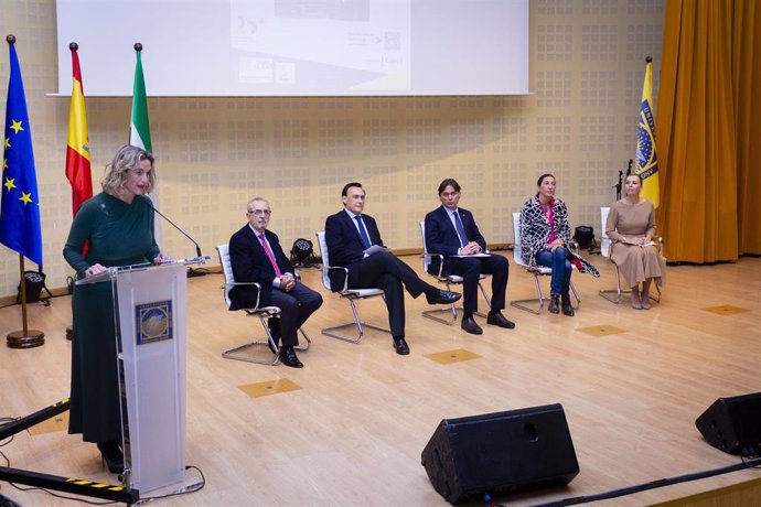 El consejero de Universidad, Investigación e Innovación, José Carlos Gómez Villamandos, y la consejera de Inclusión Social, Juventud, Familias e Igualdad, Loles López, participan en la apertura del acto que organiza la UPO por el Día de la Discapacidad