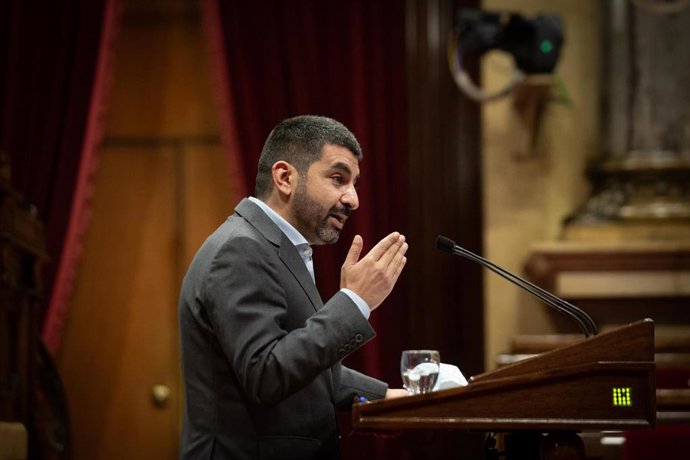Archivo - El exconseller de Trabajo, Asuntos Sociales y Familias, Chakir El Homrani, interviene durante una sesión plenaria en el Parlament de Cataluña, a 19 de octubre de 2021, en Barcelona, Cataluña (España). El pleno del Parlament ha recuperado el 10