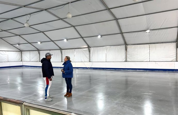 La concejala de Festejos, María Teresa Puig, visita la pista de hielo de Toledo.