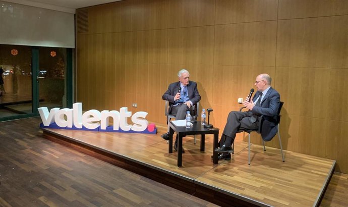 El presidente de la Fundación Transición Española y exministro, Rafael Arias-Salgado, y el catedrático de derecho constitucional de la Universitat de Barcelona (UB), Josep María Castell.