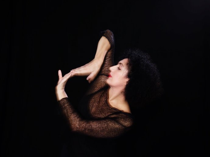 La coreógrafa Cristiana Morganti en su espectáculo autobiográfico 'Behind the light'