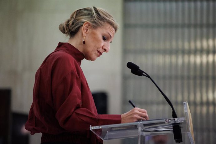 La vicepresidenta segunda del Gobierno, Yolanda Díaz, interviene durante una reunión con colectivos representativos de la vivienda social, en el Ministerio de Trabajo y Economía Social, a 2 de diciembre de 2022, en Madrid (España). 