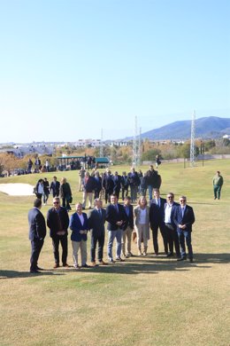 Autoridades en la inauguración del primer campo de golf urbano de Córdoba, en el Parador.