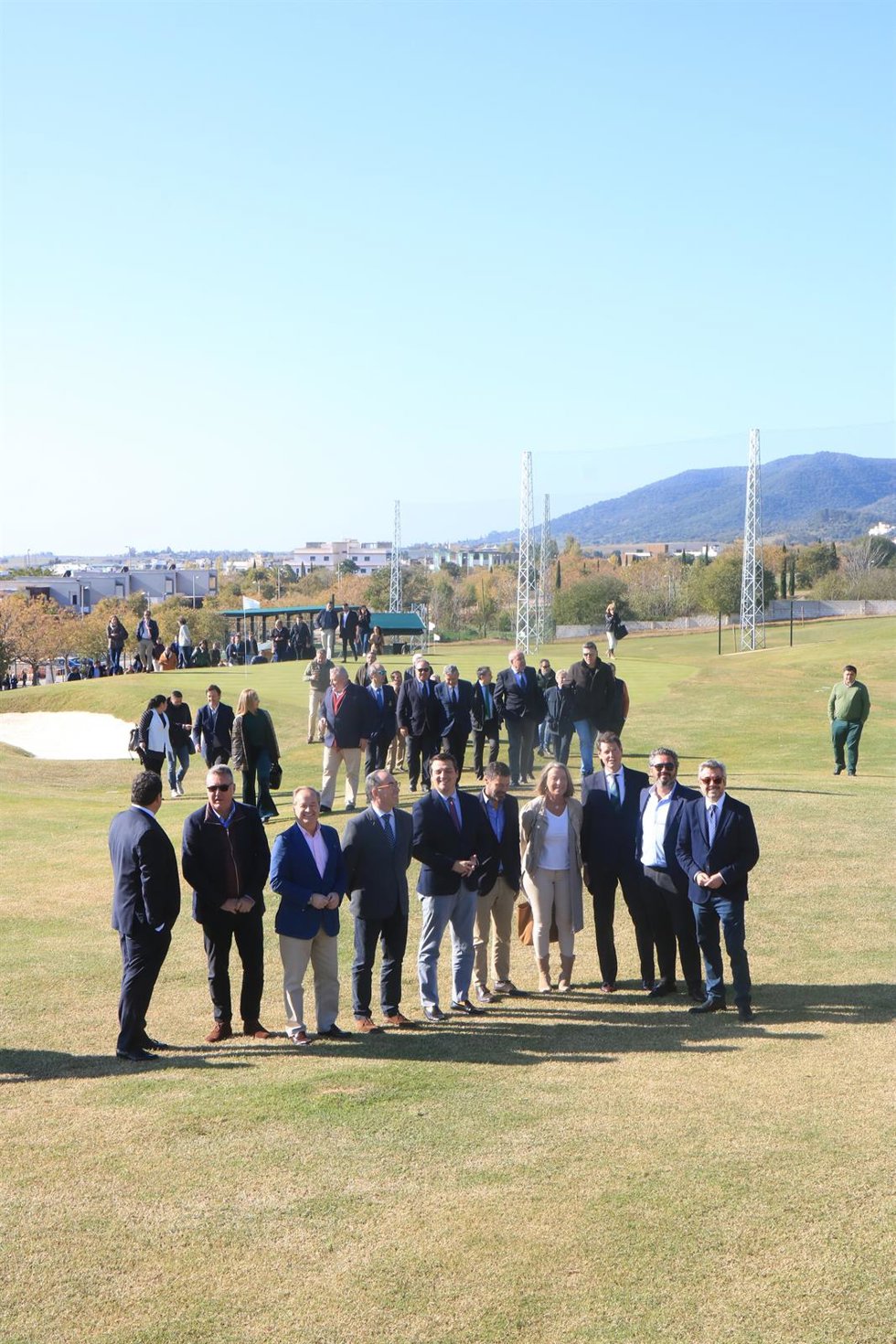 Autoridades en la inauguración del primer campo de golf urbano de Córdoba, en el Parador.