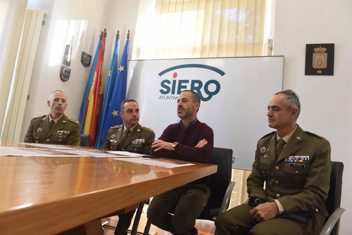 El Alcalde De Siero, Ángel García, Y El Coronel Jefe Del Regimiento De Infantería Príncipe Número 3 Y Comandante Militar De Asturias, Pedro Luis Gutiérrez, Han Ofrecido Una Rueda De Prensa.