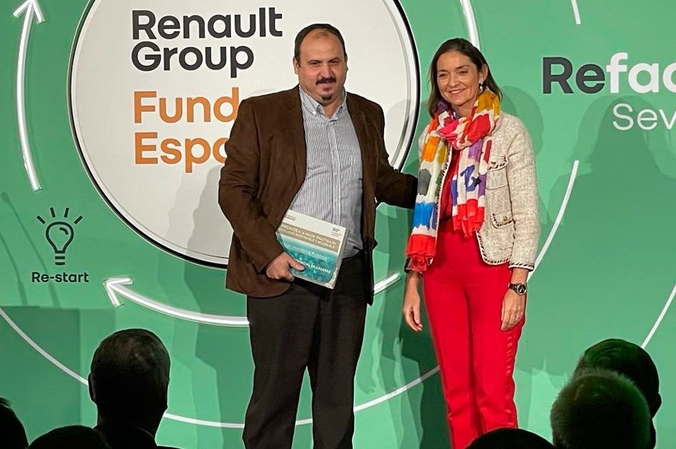 El vicepresidente primero de la Diputación de Cáceres, Alfonso Beltrán, junto a la ministra de Industria, Comercio y Turismo, Reyes Maroto